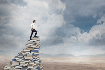 是政治的核心一切政治活动都是围绕着这一核心展开和进行的